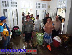 Bantu Korban Banjir Usai Tetapkan Tanah Datar Tanggap Darurat Bencana