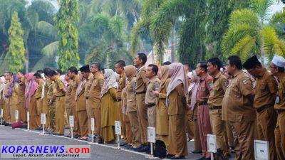 PNS di Dharmasraya saat mengikuti apel gabungan pasca libur lebaran Idul Fitri Selasa (16/4)