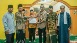 PT SEML menyerahkan dana pembinaan kepada remaja masjid yang dibina menjadi jiwa enterpreneur bisnis di Pekonina, Kecamatan Pauh Duo, Solok Selatan