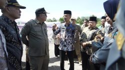 Wabup Solok Selatan Yulian Efi memantau lokasi parkir untuk pengunjung Pasar Muara Labuh bersama Sekdakab Syamsurizaldi dan dinas terkait (4/4)