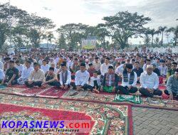Pemerintah dan Ribuan Masyarakat Laksanakan Sholat Idul Fitri di Halaman Kantor Bupati