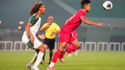 Penyerangan Timnas U23 saat berebut bola dengan pemain Arab Saudi dalam laga uji Coba di Dubai, Uni Emirat Arab, Jumat (5/4) malam. PSSI