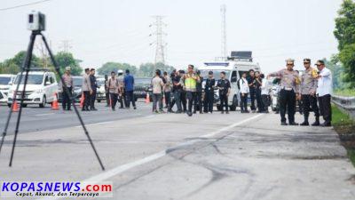 Kakorlantas Polri melakukan olah Tempat Kejadian Peristiwa (TKP) Kecelakaan beruntun di Tol Jakarta-Cikampek KM 58, 12 Orang meninggal dunia. Dok Korlantas