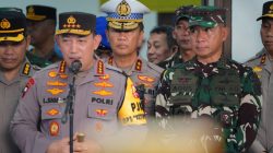 Kapolri Jenderal Sigit Prabowo memberikan keterangan pers usai memantau identifikasi korban kecelakaan beruntun di Tol Jakarta-Cikampek KM 58 di RSUD Karawang (8/4)