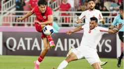 Pemain Timnas U-23 Rafael Struick saat menendang bola ke gawang Jordania pada laga terakhir penyisihan Grup A Piala Asia U-23 di Qatar Minggu (21/4) PSSI