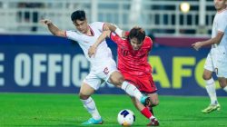 Pemain Timnas U-23 Indonesia Pratama Arhan saat berebut bola dengan pemain Korea Selatan di delapan besar Piala Asia U-23. Foto/PSSI