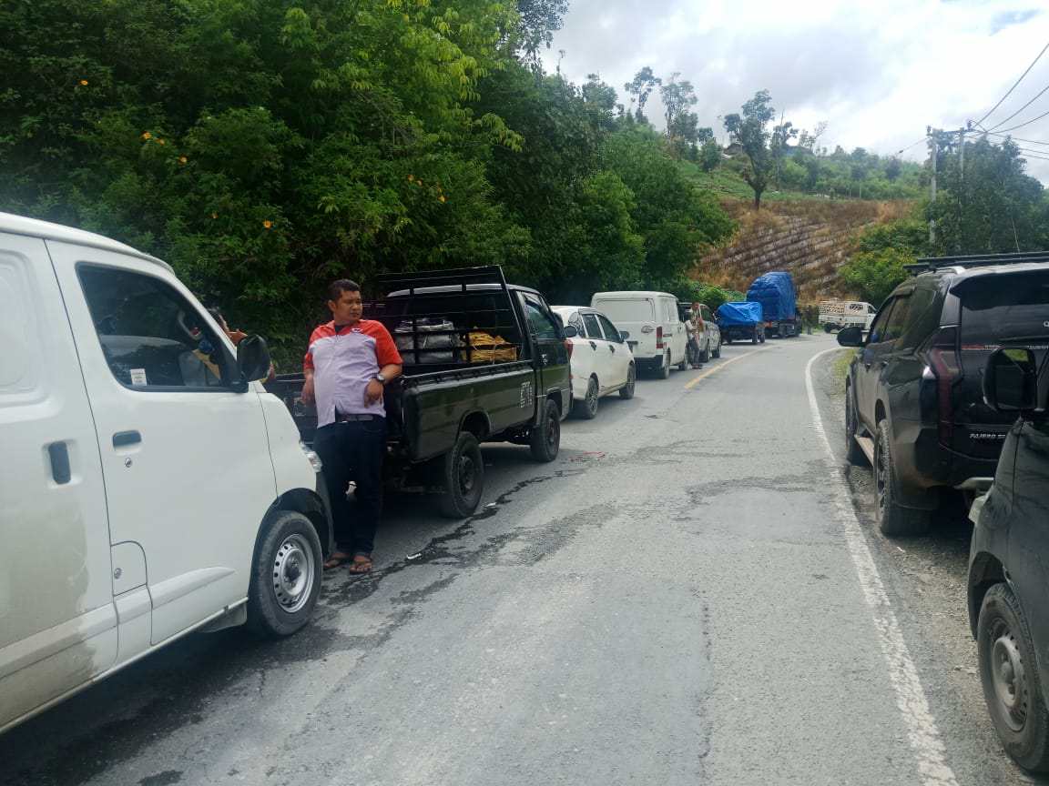 Jalan Nasional Menuju Padang Belum Bisa Dilewati,Gara-Gara Tronton Nyangkut di Cubadak