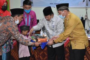 Terapkan Prokes Covid-19, Bupati Agam Salurkan Bantuan Pada Anak Panti Asuhan Muhammadiyah Cingkariang